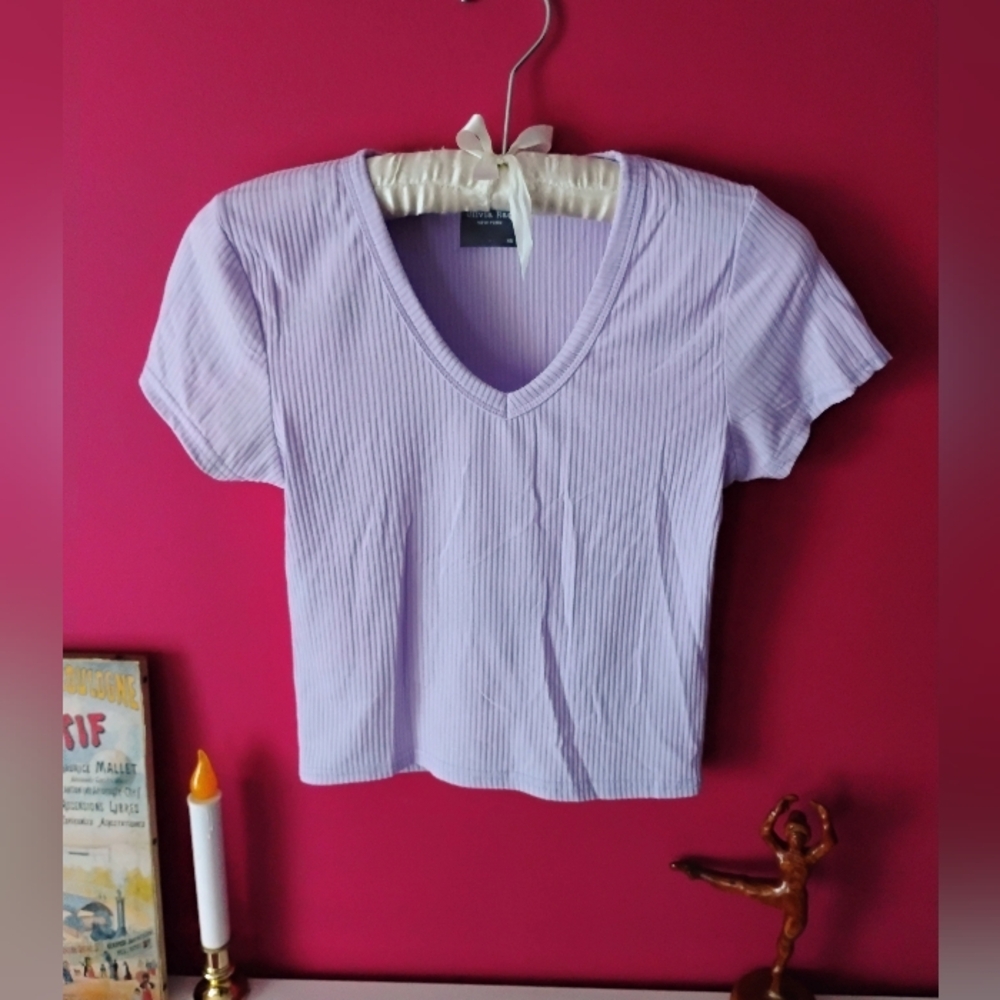 Lavender Olivia Rae Ribbed V-Neck Short Sleeve Tee • NWOT • Size XS